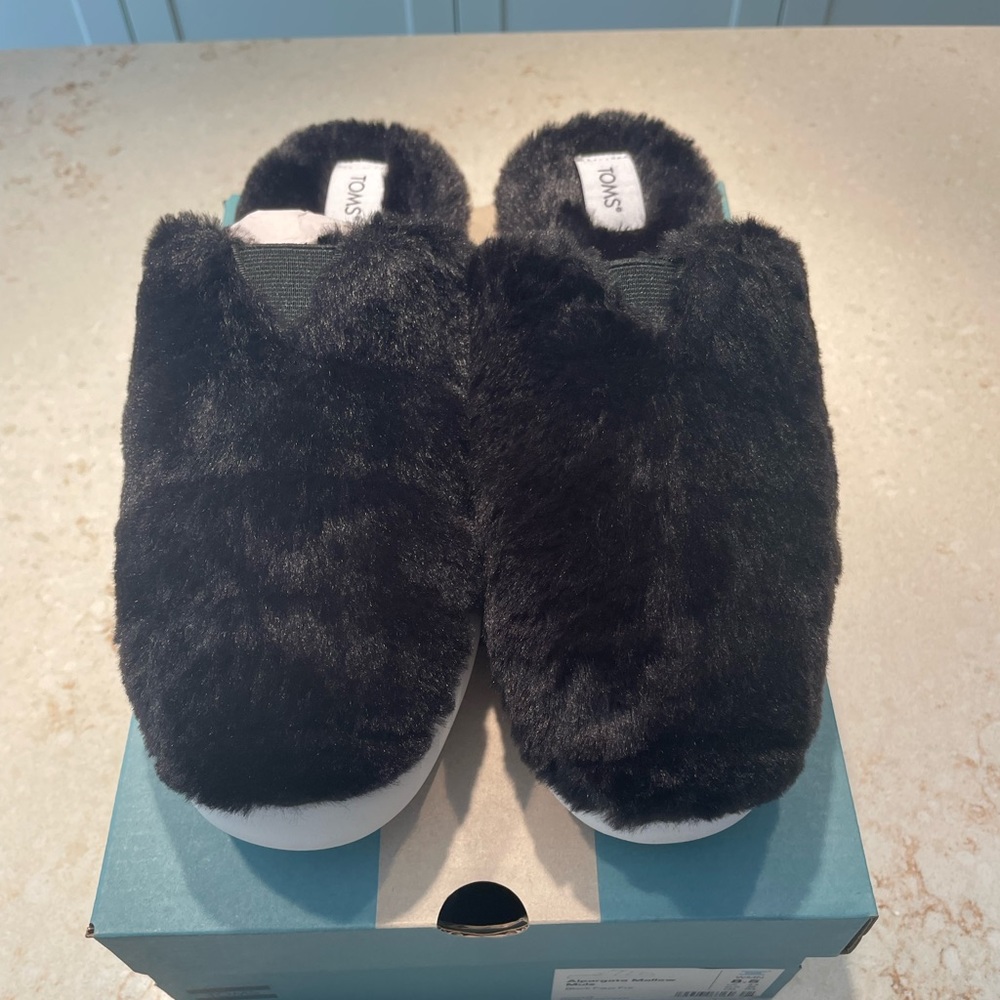 EUC Toms Mallow Mule Fluff Size 8.5